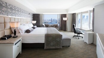 Junior Suite, 1 King Bed, Club Lounge Access, River View