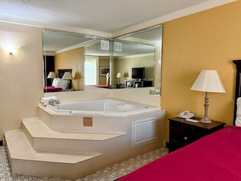 Deluxe Queen Room with Spa Bath