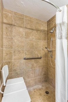 Room, 2 Queen Beds, Roll-in Shower