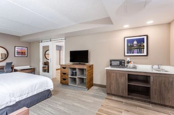 Suite, 1 Queen Bed with Sofa bed