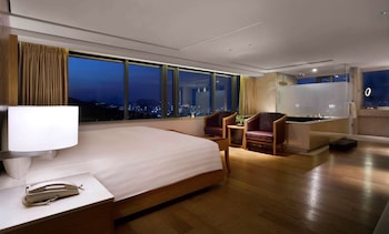[The Oasis Summer PKG] Deluxe Pool Namsan View +BF for 2+Oasis Outdoor Pool&Indoor Pool&Fitness for2