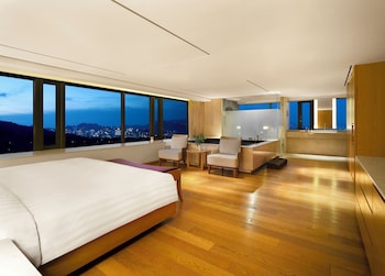 [The Oasis Summer PKG] Deluxe Pool Namsan View +BF for 2+Oasis Outdoor Pool&Indoor Pool&Fitness for2