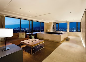 Grand Premier Pool Namsan View Suite