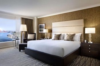 Signature Harbor and Stanley Park View Room, 1 King Bed