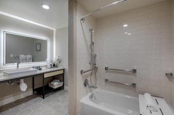 Standard Room, 1 King Bed, Non Smoking (Accessible Tub)