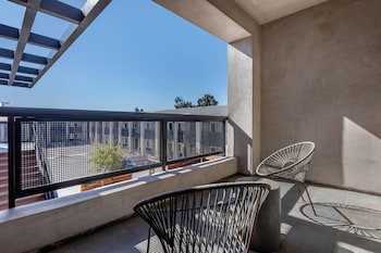 Deluxe Room, 1 King Bed, Non Smoking, Balcony
