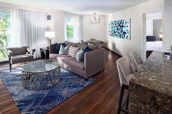 Executive Suite, 1 King Bed, River View