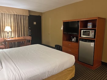 Standard Room, 1 King Bed, Balcony, Pool View