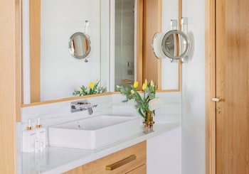 Red Level Two Bedroom Suite (3+1)