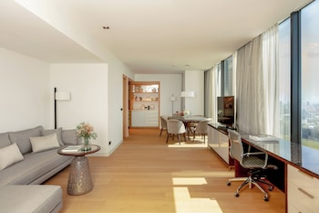Red Level One Bedroom Master Suite