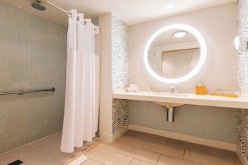 Ocean View Junior Suite King with Balcony Accessible