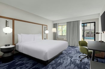 Studio, 1 King Bed, Poolside (Mobility Accessible, Roll-in Shower)