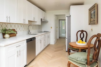 Superior House (Hibiscus Residence)