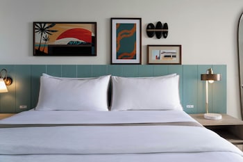 Surfrider Oceanfront, 2 Queen, Newly Renovated