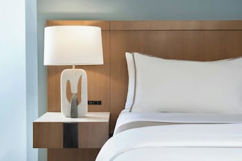 Room, 1 King Bed, Balcony, City View (Tower)