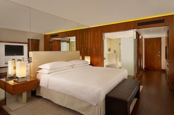 Club Room, 1 King Bed (View)