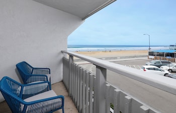 Deluxe Room, 1 Queen Bed, Partial Ocean View