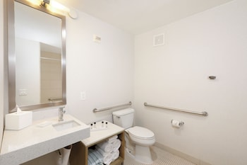 Deluxe Room, 1 Queen Bed, Accessible, Partial Ocean View