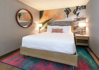 Premium Suite, 1 King Bed, Lanai, Pool View