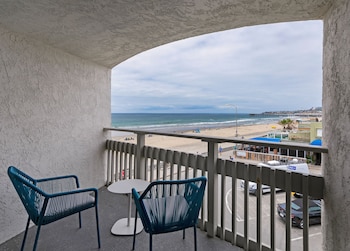 Room, 1 King Bed, Partial Ocean View