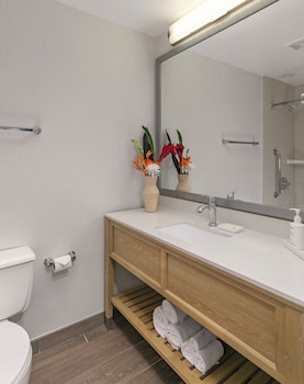 Deluxe Room, 1 Queen Bed, Partial Ocean View