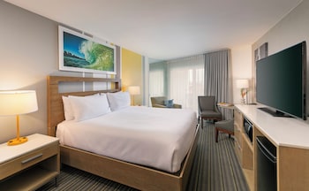 Deluxe Room, 1 Queen Bed, Accessible, Partial Ocean View