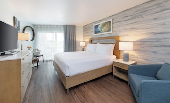 Deluxe Room, 1 Queen Bed, Accessible, Partial Ocean View