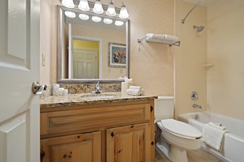 Standard Room, 2 Queen Beds, Courtyard View