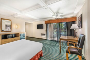 Standard Room, 1 Queen Bed, Balcony, Pool View