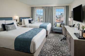 Deluxe Guest Room, Toulose Street View, 2 Queen Beds, Balcony