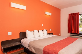 Deluxe Room, 1 King Bed, Non Smoking, Refrigerator & Microwave