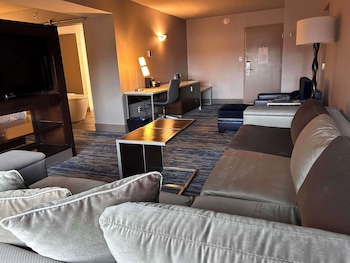 Suite, 1 King Bed, Non Smoking, Refrigerator (Living Room;with Sofabed)