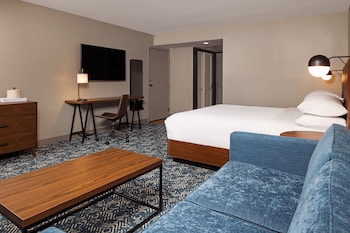 Traditional Room, 1 King Bed with Sofa bed (Mobility/Hearing Access, Roll-in Shwr)