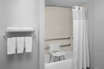 Room, 1 Queen Bed, Hearing Accessible (Accessible Bathtub)