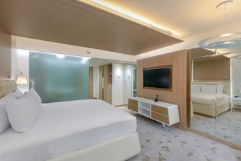 Basic Room, 1 King Bed