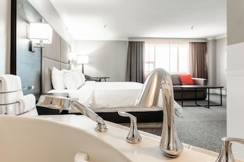 Junior Suite, 1 King Bed, Jetted Tub (High Floor)