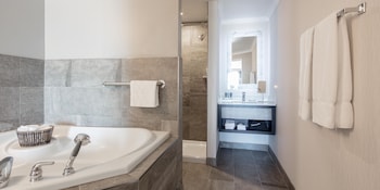 Junior Suite, 1 King Bed, Jetted Tub