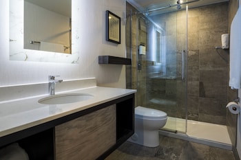 Junior Suite, 1 King Bed, Jetted Tub (High Floor)