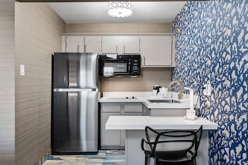 Deluxe Suite, 1 King Bed with Sofa bed, Kitchen, Pool View