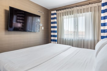 Deluxe Suite, 1 King Bed with Sofa bed, Kitchen, Pool View