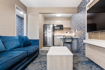 Deluxe Suite, 1 King Bed with Sofa bed, Kitchen, Pool View