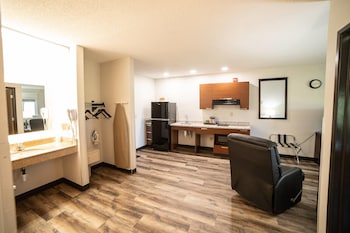 Suite, 1 Queen Bed with Sofa bed, Accessible, Non Smoking (Transfer Shower)