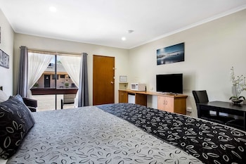 Room, 1 King Bed, Non Smoking, Jetted Tub