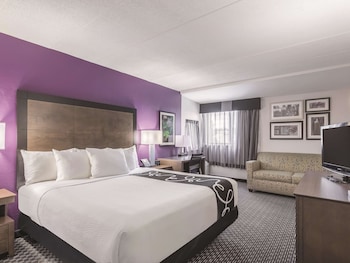 Deluxe Room, 1 King Bed, Accessible, Non Smoking (Mobility/Hearing Impaired Accessible)