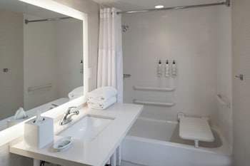 Room, 1 King Bed, Hearing Accessible (High Floor, Accessible Bathtub)