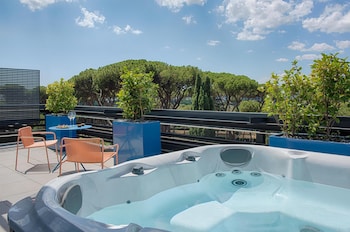 nhow Junior Suite Wine & Jacuzzi
