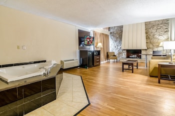 Superior Room, 1 King Bed, Jetted Tub (Loft, Smoke Free)