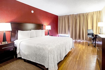 Deluxe Room, 1 King Bed, Poolside (Smoke Free)