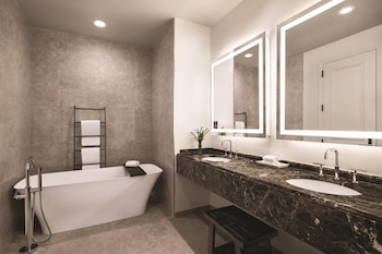 Suite, 1 King Bed (International Suite)