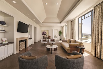 Suite, 1 King Bed (International Suite)